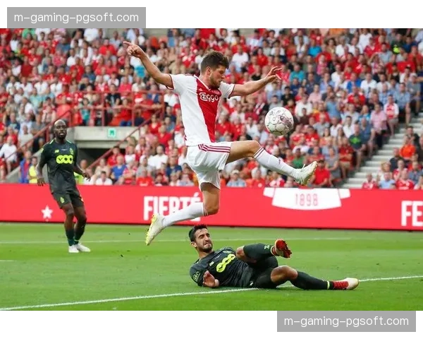 阿贾克斯防线高空球处理存在隐患，被阿尔克马尔多次利用角球制造混乱